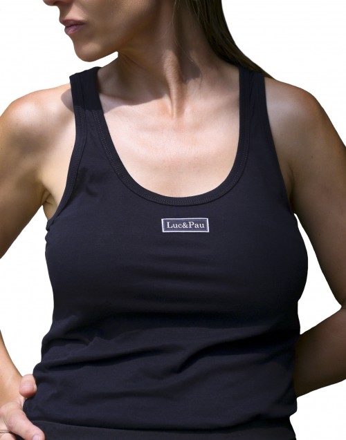 Camiseta logotipo bordado